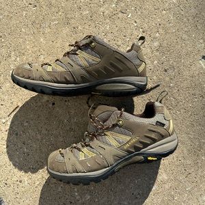 Women’s Merrell hiking books in tan mesh and leather size 7.5. Moab series